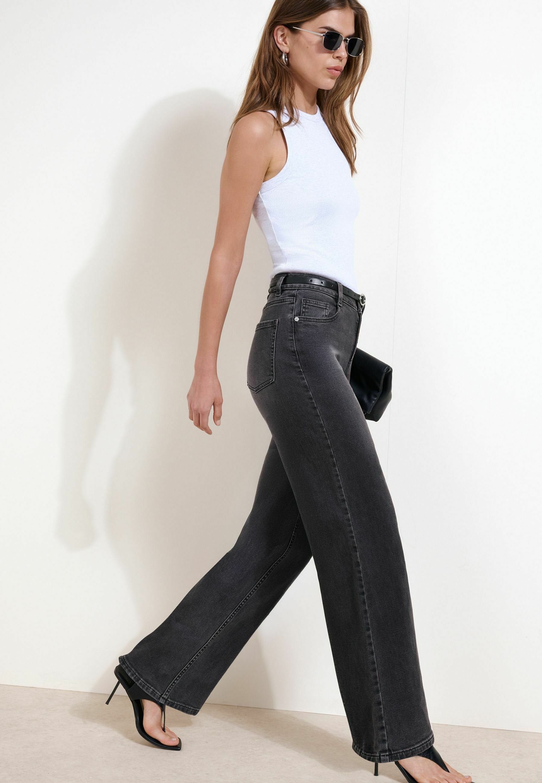 REGULAR FIT - WIDE LEG FRONT SEAM JEANS . - Wide leg - black pink tint