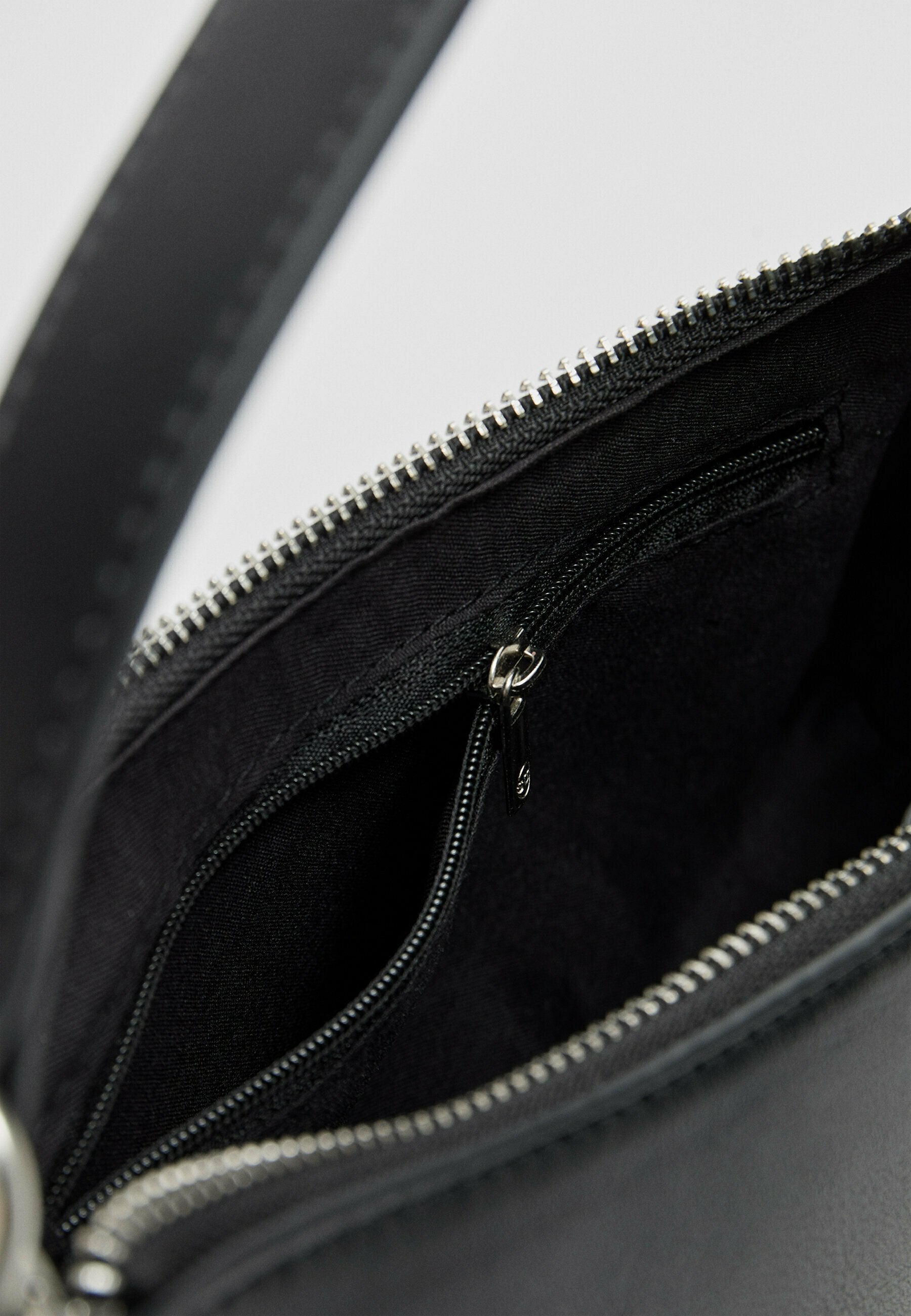 WITH CHAIN DETAIL - Handtas - black